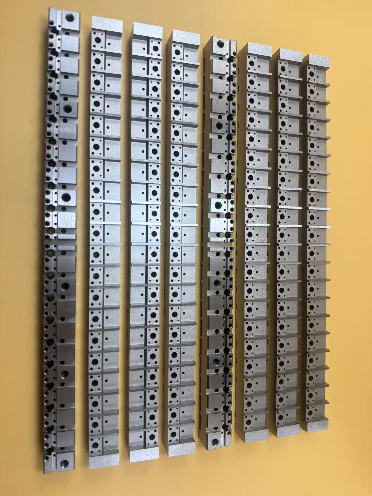 ¿Cuáles son los principales factores que afectan a las piezas de electroerosión por hilo?