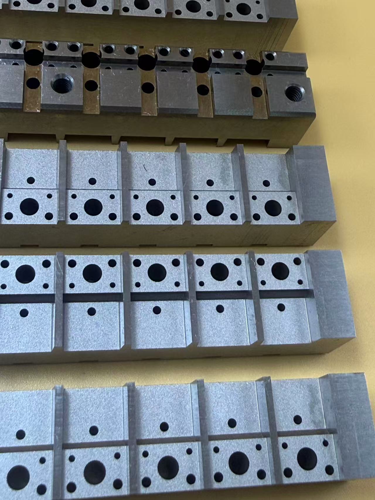 ¿Cuáles son las aplicaciones de la tecnología de mecanizado por descarga eléctrica de alambre lento en moldes de embalaje de semiconductores?